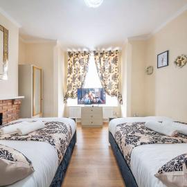 *1va* ground floor apartment setup for your most amazing & relaxed stay + Free Parking + Free Fast WiFi *, hotel u gradu 'Killingbeck'