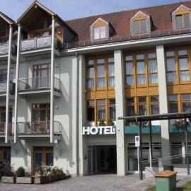 Hotel am Hof, מלון בTaufkirchen