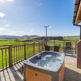 Pine Marten Lodge with Hot Tub, hotel v destinaci Cray