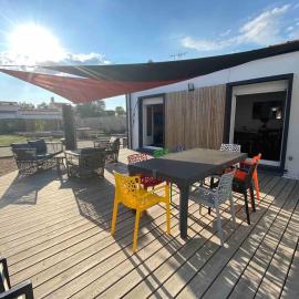 Viesnīca Villa avec jacuzzi proche de la mer et du centre pilsētā Barbâtre