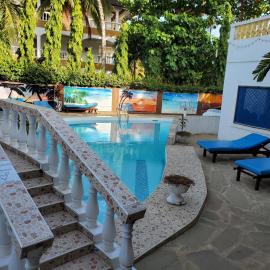 2 Bed House - Sleeps 4 - Pool - Garden - Parking
