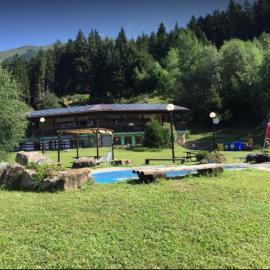Camping & Chalet Pian della Regina، فندق في Cevo