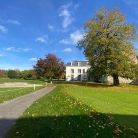La chambre et le studio du château du golf de Bernalmont, hotel u gradu Lijež