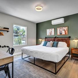Two Bedroom - King in Master. Heart of Downtown Vista, hotel i Vista