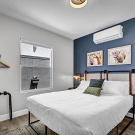 Two Bedroom-Queen in Master. Heart of Downtown Vista