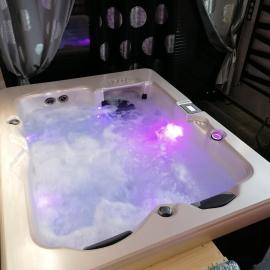 Chambre avec Spa et Sauna privatisés โรงแรมในบูร์-ก็อง-เบรส