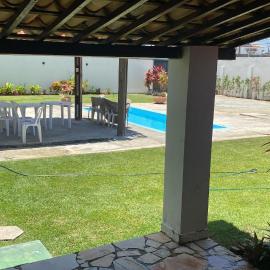 Casa aconchegante com piscina e muito espaço verde، فندق في أراكاجو