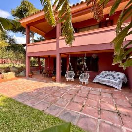 Villa con grande giardino a 150 mt dal mare, hotel di Capitana