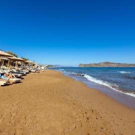 Beachfront Agia Marina Seafront Resort - Penthouse & Garden, Sleeps 9, hotel v mestu Stalós