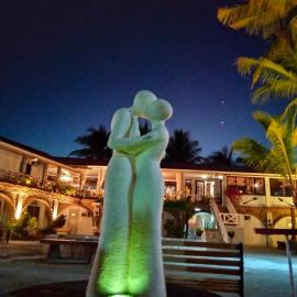 Sunbloom Beachfront Hotel and Restaurant Zambales, hotel i Sinabacan