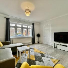 Stylish 3 Bed Chigwell Home with Free Parking, hotel i Chigwell