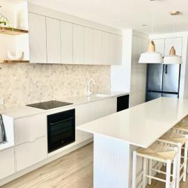 Monterey Lodge - Unit 18, 27 Warne Terrace, Kings Beach Caloundra, hotel in Caloundra