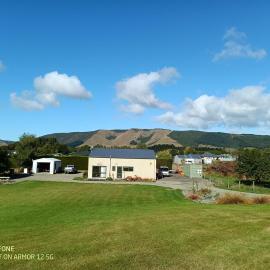 Flying Plate Saloon, hotel Waimate-ben
