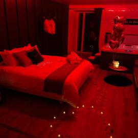 L'Evasion chambre MONTMARTRE avec Jacuzzi privatif, hotel a Prinquiau