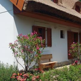 Liliomfa apartman, Hotel in Szigliget