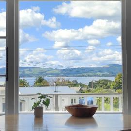 Lake, mountain view cottage - near major attractions, hotel in Rotorua