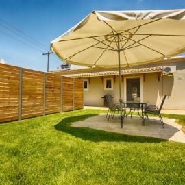 Cozy Family Friendly Apartment with large garden close to beaches - Dirella, готель у місті Kynopiástai