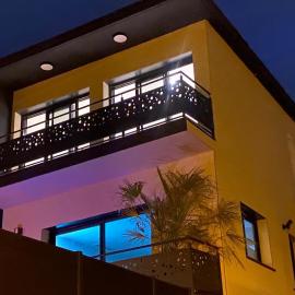 Grande Villa cosy avec piscine, sauna & jacuzzi, hotel a Juvignac