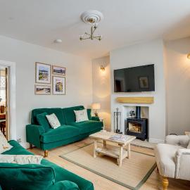 Sage Cottage Buxton Family Getaway with Log Fire, hotel in Buxton