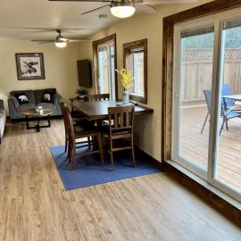 Denali 2 King bedrooms each with private bath, hotel in McKinley Park