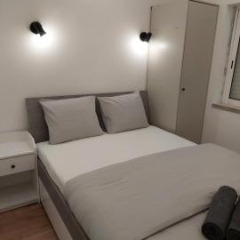 Lisbon South Bay Rooms, Hotel in Almada
