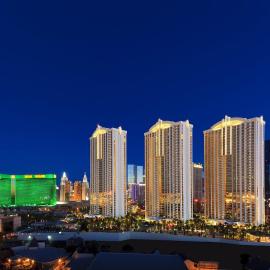 MGM SIGNATURE - Strip View Suite- FREE valet parking, hotel in Las Vegas