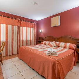 Hotel Puerta de Javalambre, готель у місті Ла-Пуебла-де-Вальверде