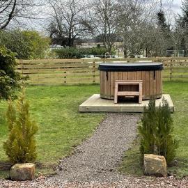 The Farmhouse, 6 bed property, Forres, hotel in Forres