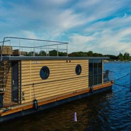 Hausboot Fjord POLARIS mit Biosauna in Barth, hotel in Barth