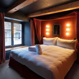 Peanut Medieval Lodge, hotel sa Saint-Ursanne