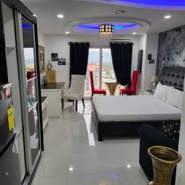 Sheryll Escapes - Kandi Palace Posh 9th floor new studio with King bed and housekeeping