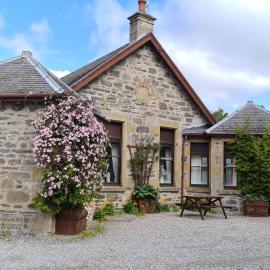 Skye Cottage, Meadowside House, near Kingussie, hotell i Kingussie