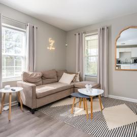 Vibrant 1 bed APT near Downtown Cola!, hotel in Columbia