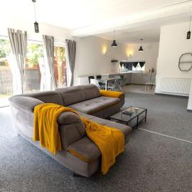 Modern 4 bedroom near Warsaw parking/wifi/200m2, hotel a Marki