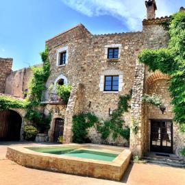 ELS RACONS DEL FORT Castillo en territorio de vinos, hotel a Capmany