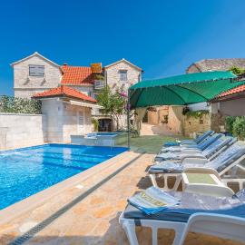 Villa Škrika, hotel a Škrip