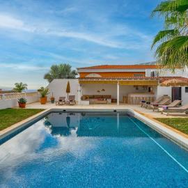 Charming Villa with Private and Heated Pool by Olax Rentals