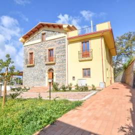 Cozy Apartment In Longobardi Marina, hotel in Longobardi