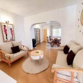 Pinebreeze Holiday Resort, hotel em Nyali