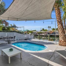 Villa Bella Newly Remodeled With Private Dock and Pool & Cabana Club Access - 7 night minimum stay, hotel din Key Colony Beach