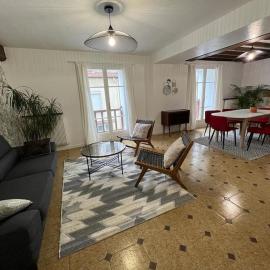 SPACIEUSE MAISON DE VILLE avec garage privé fermé, hotell sihtkohas Ay