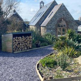 Converted chapel - Sant Pedr Newydd with sea views from garden, hôtel à Amlwch