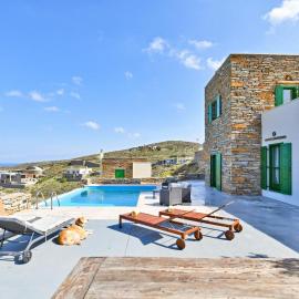 Villa Eliza with a swimming pool and sea view in the area of Otzia, on the island of Kea, Hotel in Otzias