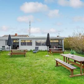 Stunning Apartment In Nexø With Wifi, Hotel in Neksø