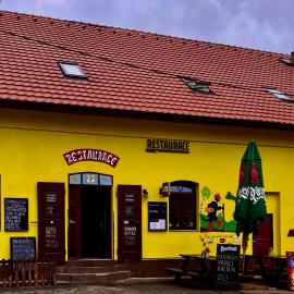 Hrusice में, होटल Hrusická restaurace a penzion s klimatizací a parkovištěm pro motorky a kola