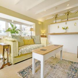 Palm Tree Cottage، فندق في Fishbourne