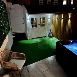 Luxe City Hot Tub: Urban Retreat