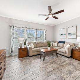 CozyCoastalRetreat - Steps2Beach - RoomyEscape, hotel in Gulf Shores