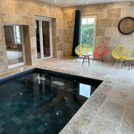 Gite 5 chambres, piscine intérieure, proche du Der, hotel in Frignicourt
