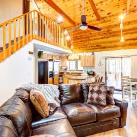 Near Hiking Trails: Wooded Cabin in Lakeside!